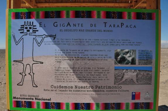 Placa informativa sobre o Gigante do Atacama, região de Iquique